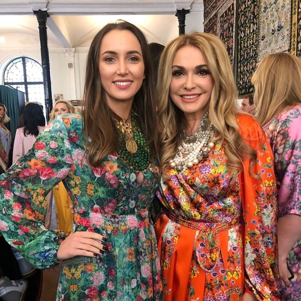 Анна Ризатдинова примеряла платье Ольги Сумской - фото