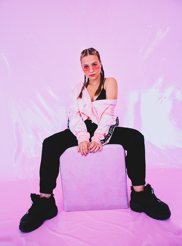 "По пятницам": Вероника Коваленко презентовала саундтрек к тинейджерским тусовкам