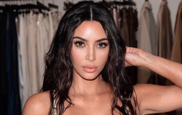 Живот и бедра: Ким Кардашьян поймали на сильной обработке фото