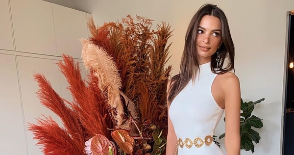 Эмили Ратаковски показала нежный поцелуй с мужем