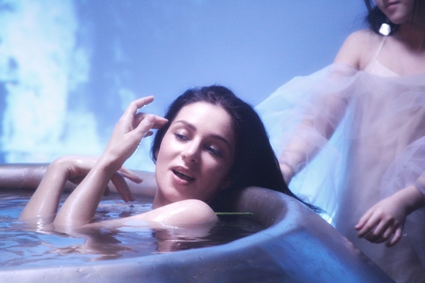 Злата Огневич снялась полностью обнаженной в клипе "Чом ти не прийшов"