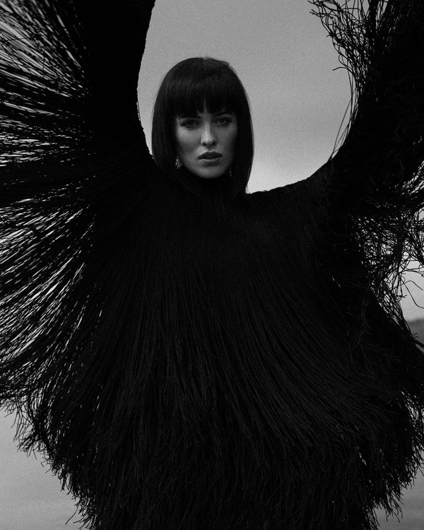 Даша Астафьева удивила фотосессией в образе черной птицы