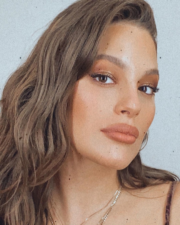 Известная plus size модель призналась, сколько "набрала" во время беременности