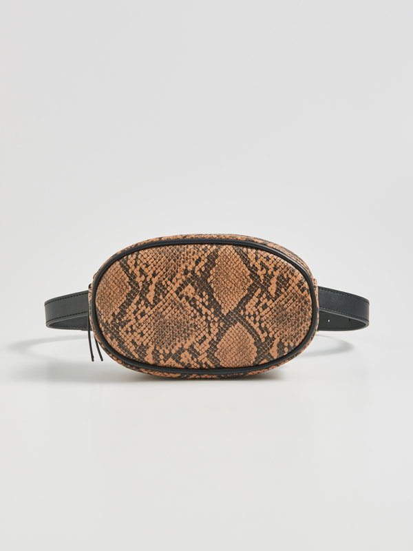 ТОП-6 сумок, которые идеально смотрятся с пуховиком