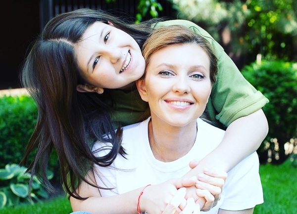 Елена Зеленская украсила елку в скромном "домашнем" наряде