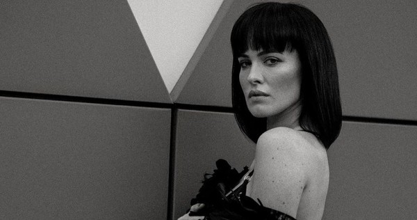 Даша Астафьева поразила селфи без макияжа