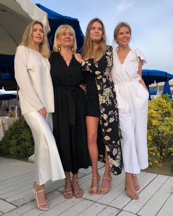 Вера Брежнева трогательно поздравила с днем рождения сестер-двойняшек