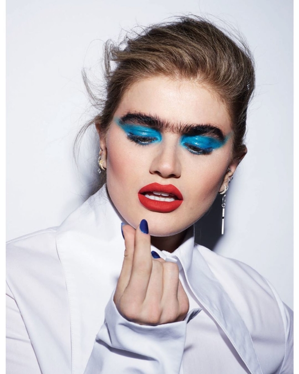 Аппетитные округлости в бикини: Известная модель "дофотошопила" себе килограммы