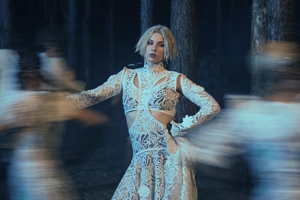 С синими волосами и без макияжа: MARUV удивила новым образом