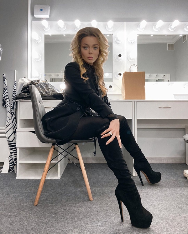 Алина Гросу засветила пышные формы в откровенном боди