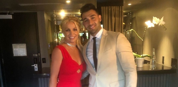 Бритни Спирс показала, как украсила елку с молодым бойфрендом