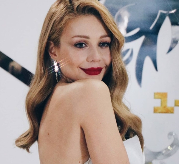 Неожиданно: Сексапильная Кароль примерила "голову" Свинки Пеппы