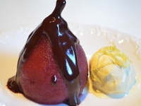 Груша в красном вине: оригинальный десерт на Новый год