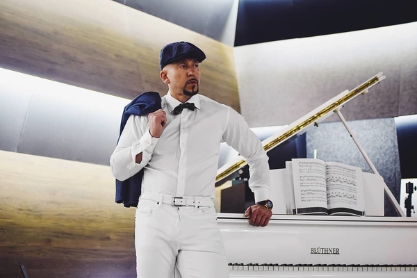 Серега Poligraf прокатил в тележке эффектную блондинку