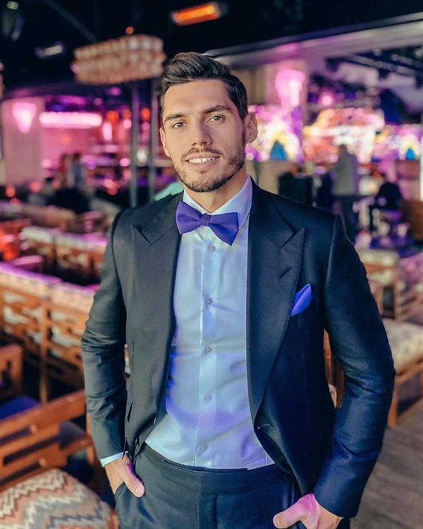 Никита Добрынин повторил свое детское новогоднее фото