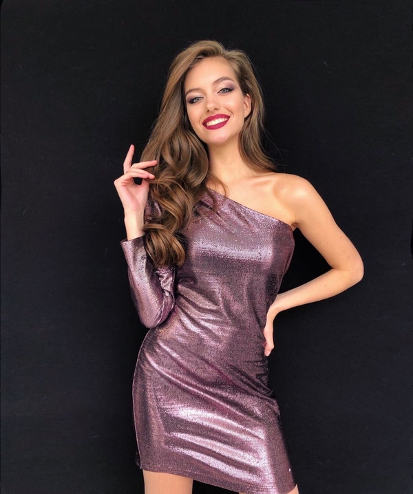 "До оливье": Жена Дмитрия Комарова похвасталась стройной фигурой