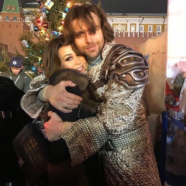 Муж Анастасии Заворотнюк впервые появился на публике с годовалой дочерью