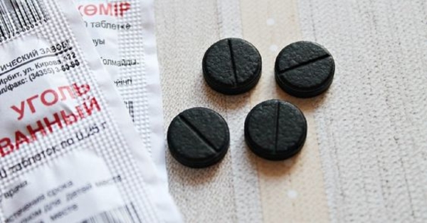 Как правильно принимать активированный уголь при отравлении?