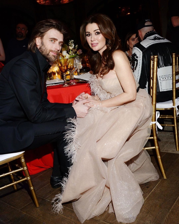 Анастасия Заворотнюк поздравила фанов с Новым годом в соцсети