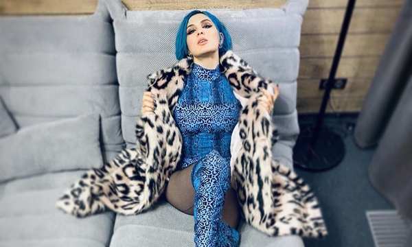 "Какая зайка": MARUV показала кадры с новогодней фотосессии