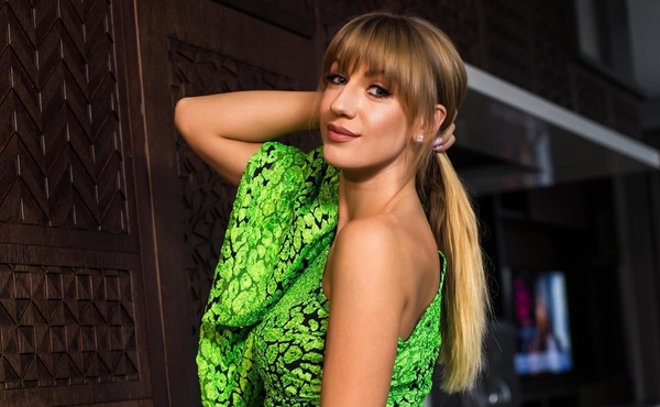 "Лебедушка": Леся Никитюк поразила утонченным образом на Новый год