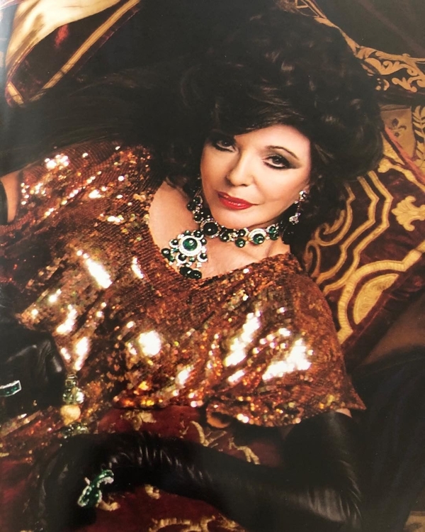 Невероятно стильная: 86-летняя Джоан Коллинз показала новогодний образ