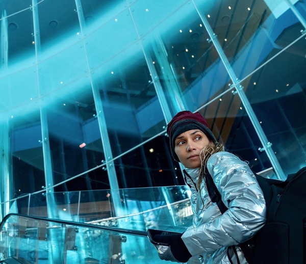 Огонь!: Холли Берри засветила тату во всю спину на пикантном фото