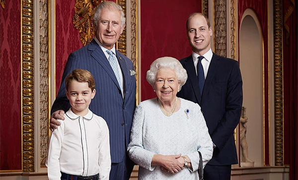 Фото дня: королева Елизавета II и трое ее наследников на праздничной открытке