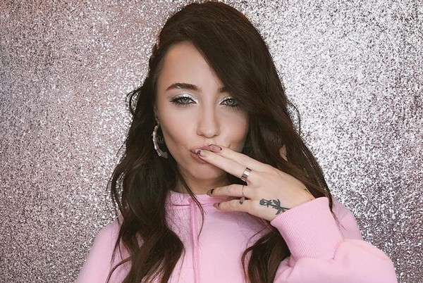 Надя Дорофеева "зажгла" в танце с двумя девушками: видео