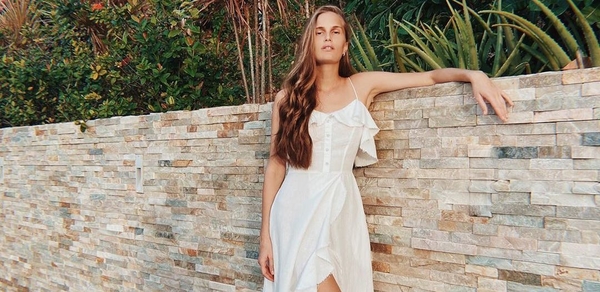 Алла Костромичева в бикини поразила эффектной стойкой на руках