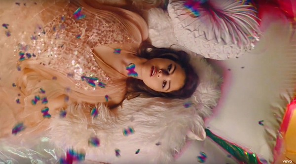 Селена Гомес выпустила волшебный клип на песню Rare