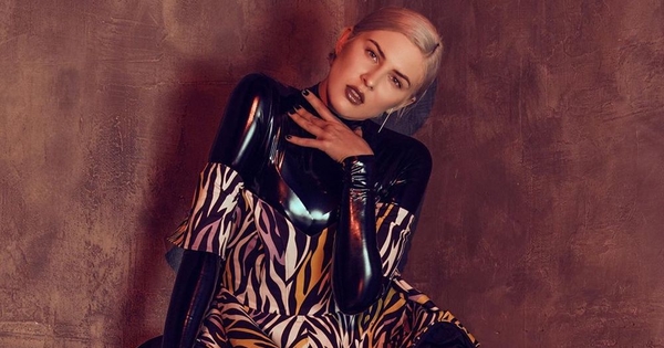 MARUV устроила эффектную фотосессию в платье с "хищным" принтом