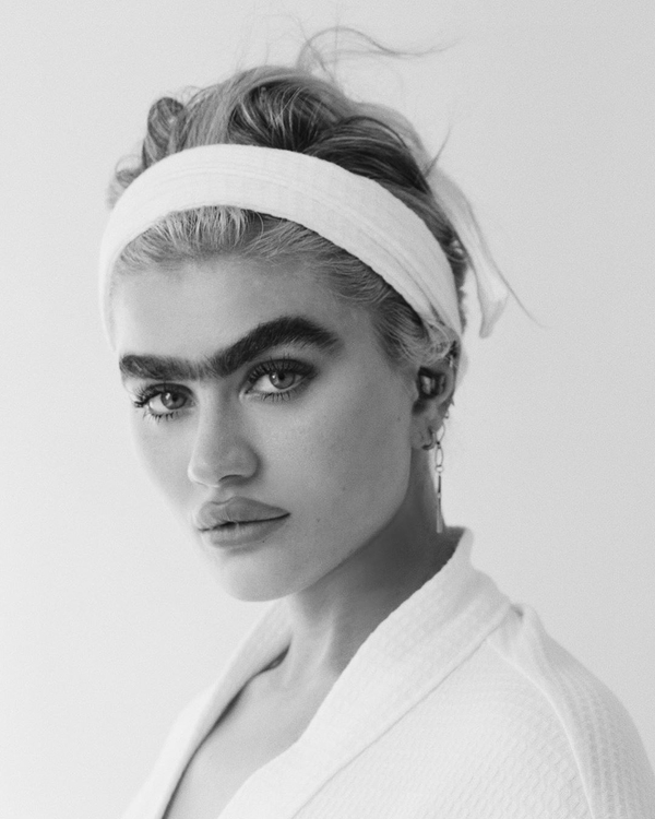 Очень горячий кадр: Эксцентричная греческая модель позировала в мини-бикини