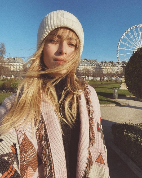 Клубника и кофе: Внучка Ротару показала яркие фото из Парижа