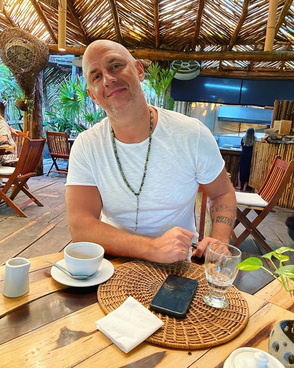 "Написал 10 песен": Потап очаровал Сеть курортными фото