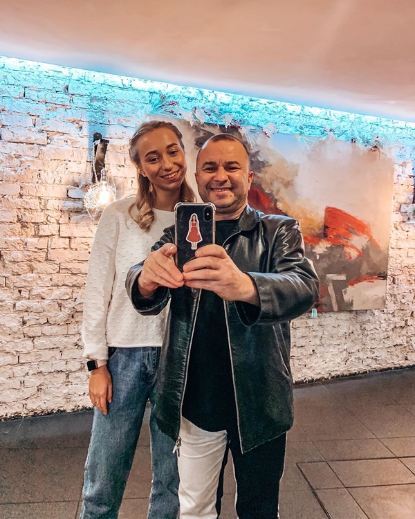 Молодая возлюбленная Виктора Павлика показала фото в свадебном платье