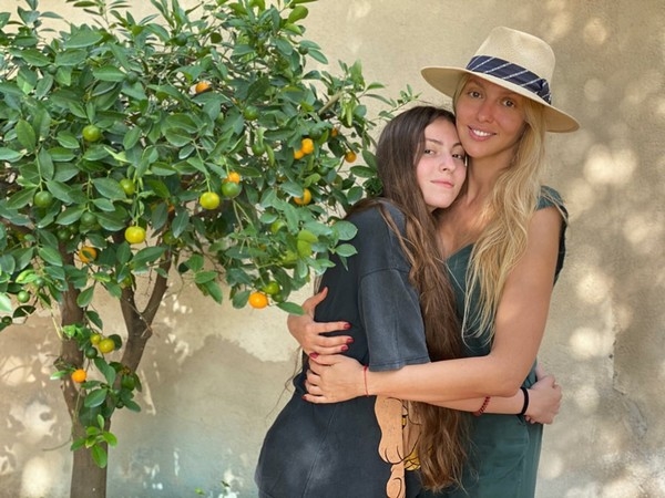 Оля Полякова с дочкой показали стройные фигуры на отдыхе