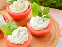 Помидоры фаршированные сыром в духовке: популярная закуска