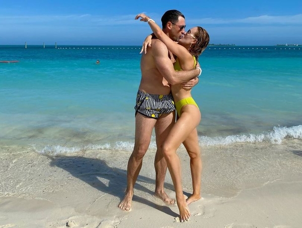 Первый герой украинского "Холостяка" засветился на пляже с красавицей-женой