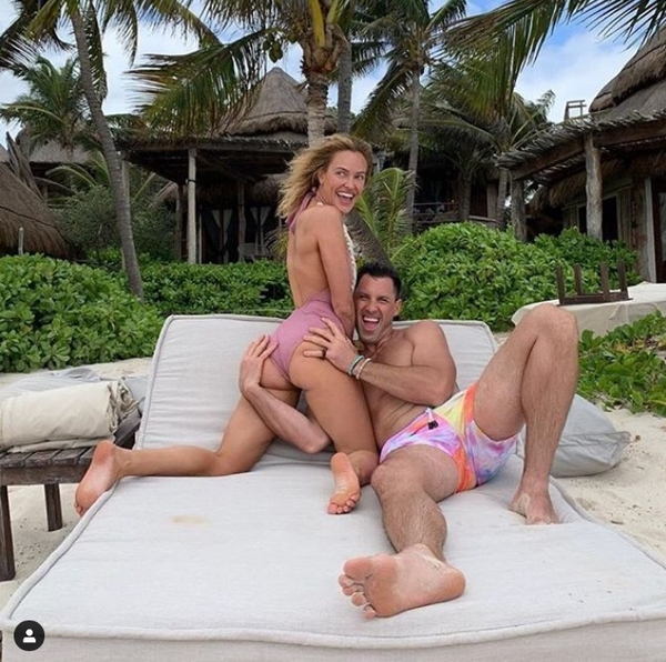 Первый герой украинского "Холостяка" засветился на пляже с красавицей-женой