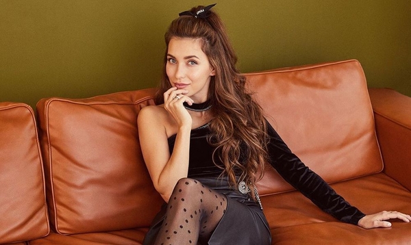 На руках продюсера и без макияжа: Регина Тодоренко показала закулисное фото