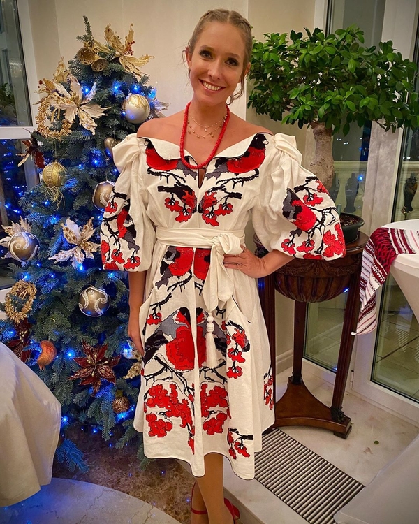 Катя Осадчая похвасталась стильным образом и загорелыми ногами