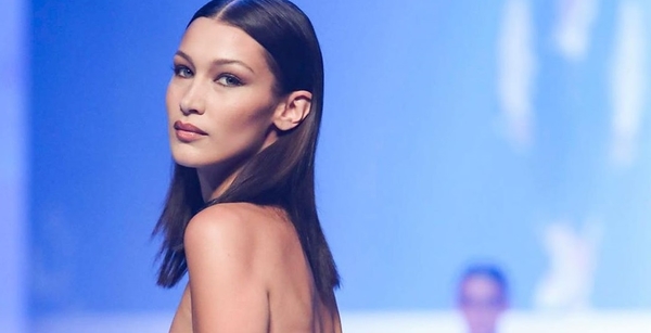 Все напоказ: Белла Хадид выставила фото в прозрачном наряде