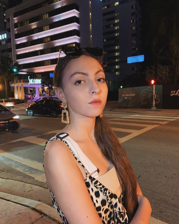 Неоднозначно: Полякова-младшая в купальнике взбудоражила Сеть поцелуем с мамой