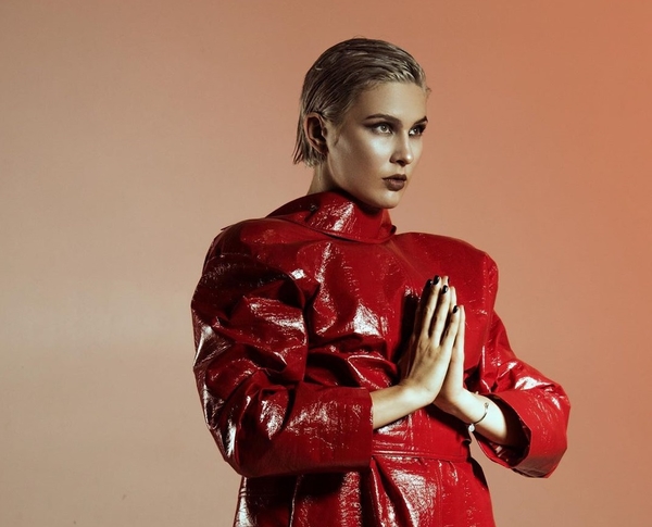 Какая попка: MARUV засветила "прелести" в бассейне на Бали