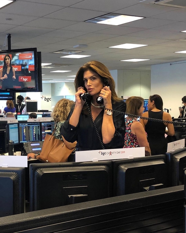 "Горяча": 53-летняя Синди Кроуфорд появилась на обложке журнала в дерзком мини