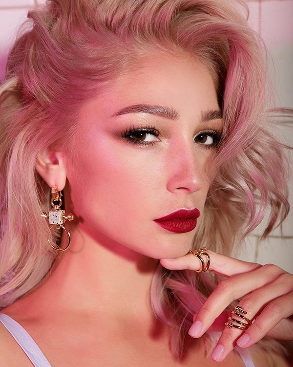 Яркая до безобразия: Ведущая "Орла и решки" позировала в эпатажном образе