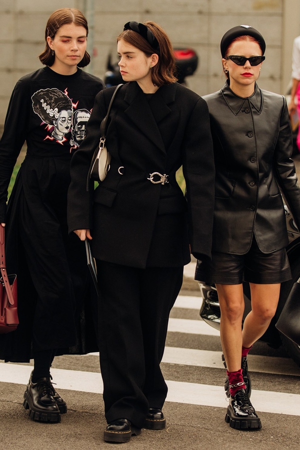 “Горячий” микротренды: Черные носки на весну 2020