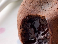 Шоколадный фондан для любимого: видеорецепт