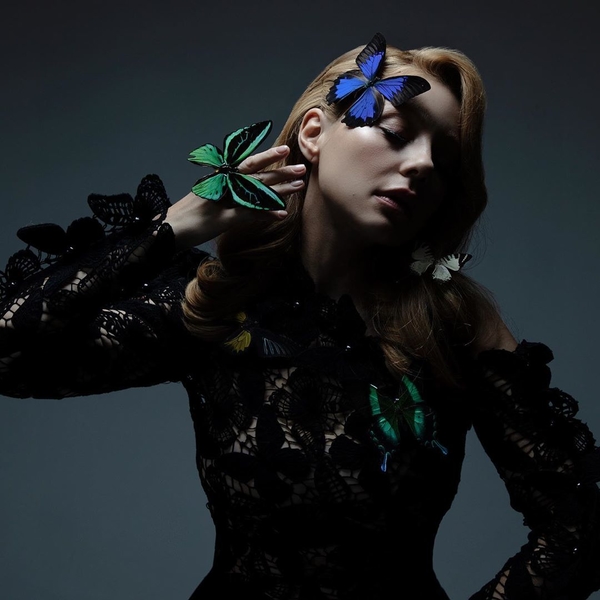 Тина Кароль снялась в эффектной фотосессии с бабочками